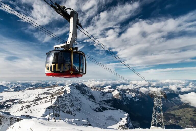 Los 5 destinos de montaña donde las estaciones de teleférico son parte de la experiencia y no solo un transporte