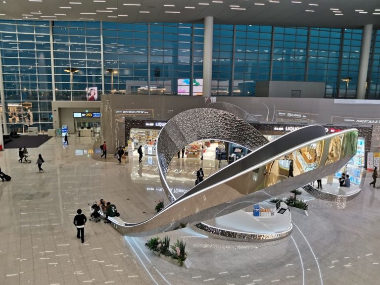 Los 5 aeropuertos del mundo donde hacer escala en 2026 se siente casi como visitar la ciudad