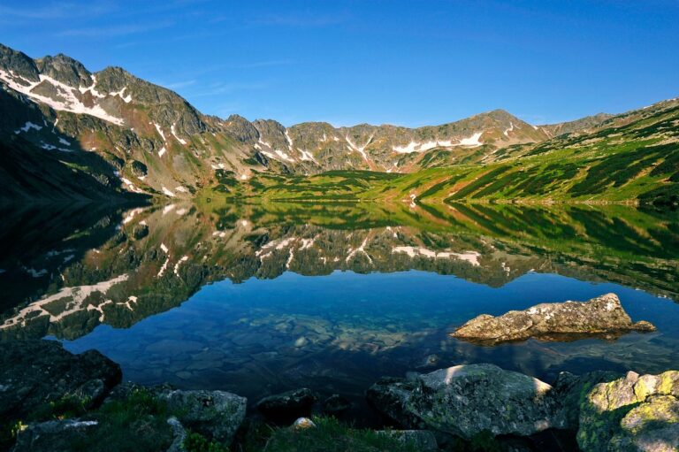 Los 5 paisajes de naturaleza a menos de 90 minutos de grandes ciudades donde puedes hacer una escapada sencilla en 2026