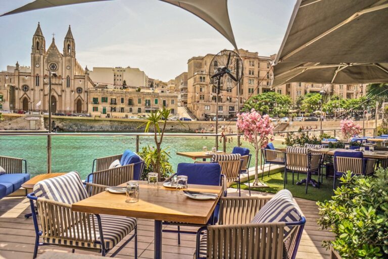 Las 5 experiencias gastronómicas junto al mar que justifican volar al Mediterráneo en el 2026