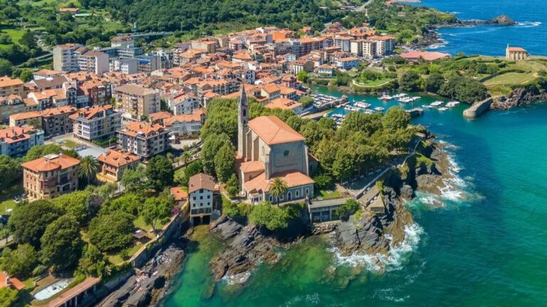 Las 5 microciudades costeras del mundo donde la naturaleza sigue ganando al turismo masivo