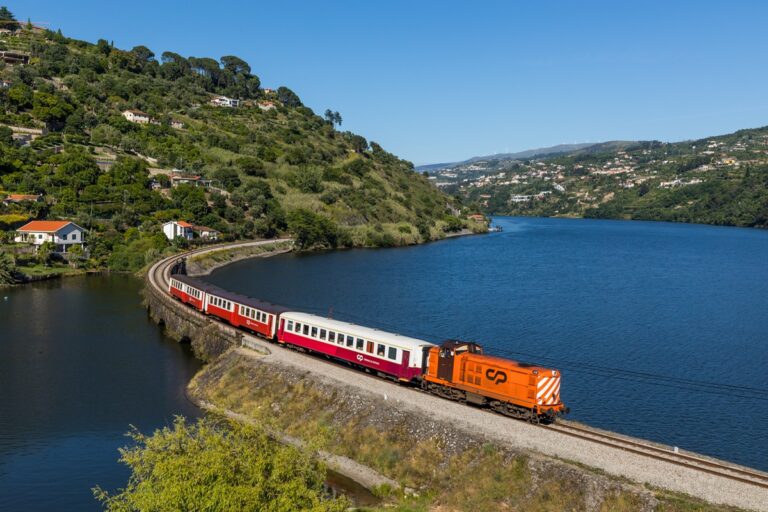 Los 5 viajes en tren menos obvios del mundo para sentir que el trayecto es el destino en 2026