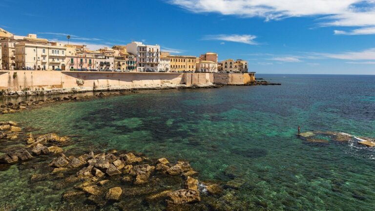 Los 5 barrios junto al mar en ciudades del mundo donde mejor se come sin pagar lujo en el 2026