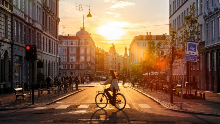 Las 5 ciudades medianas del mundo donde la vida local se disfruta mejor caminando que en coche