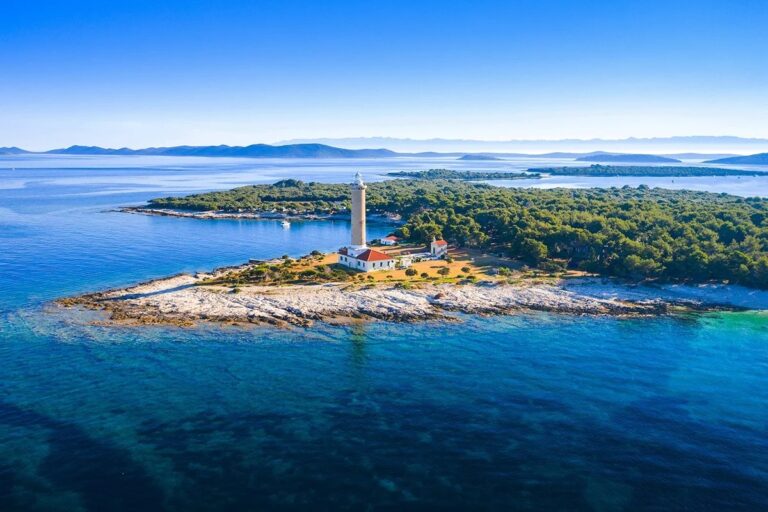 Los 5 faros históricos del mundo donde puedes dormir frente al mar en 2026