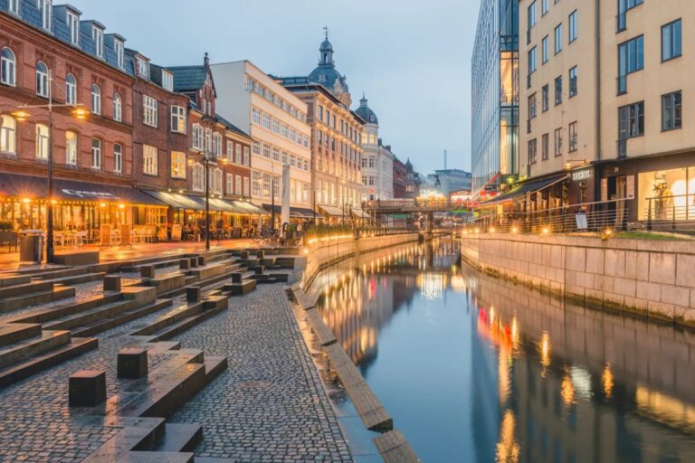 Los 5 destinos del mundo donde un viaje gira alrededor de una gran caminata urbana