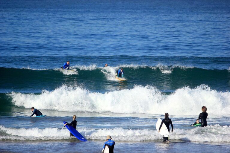 Los 5 destinos del mundo para aprender a surfear durante unas vacaciones