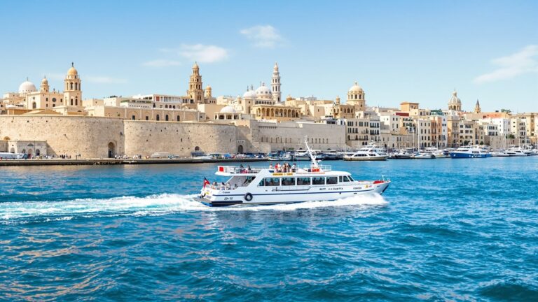 Las 5 ciudades portuarias donde un barco pequeño cambia el viaje