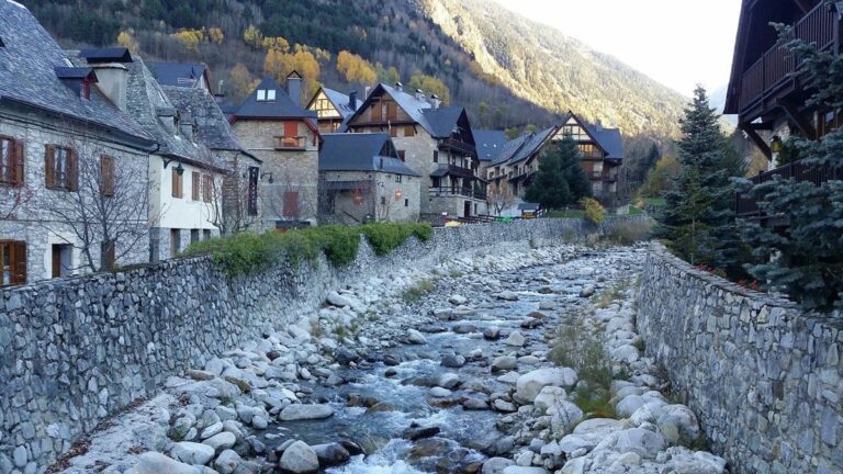 5 pueblos de montaña que solo se despiertan de verdad cuando cae la niebla