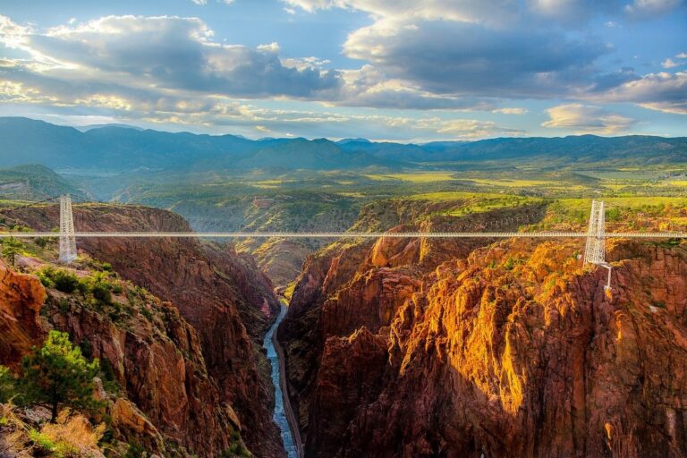 5 puentes colgantes del mundo que ponen a prueba el vértigo de cualquiera