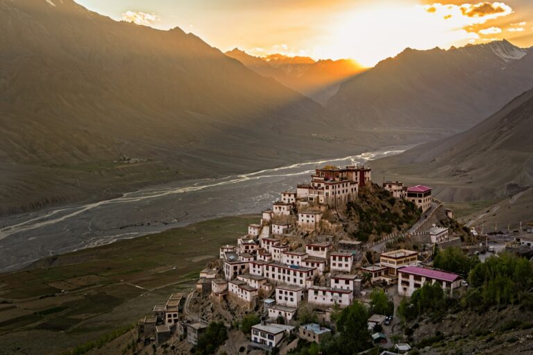 5 monasterios remotos del mundo a los que solo se llega caminando o en mula
