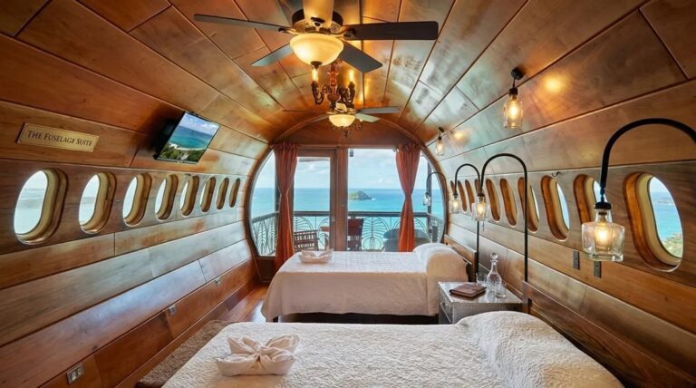 5 destinos donde puedes dormir en un antiguo tren, avión o barco reconvertido