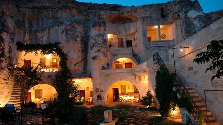5 destinos donde puedes dormir una noche dentro de una cueva de verdad