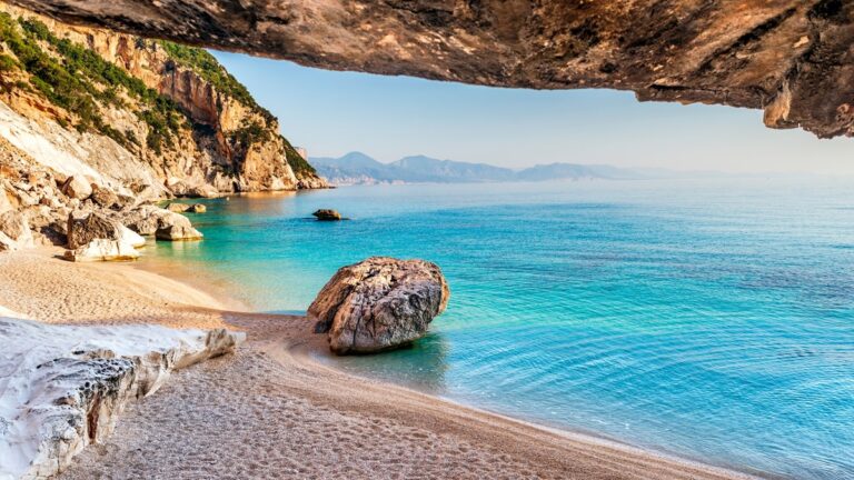 5 playas escondidas dentro de cuevas, acantilados y túneles a las que solo llegas con un poco de aventura