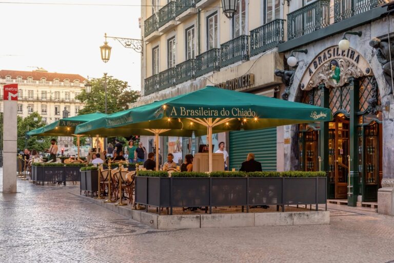 5 cafés centenarios donde se sentaron escritores, artistas y revolucionarios, y hoy puedes visitar