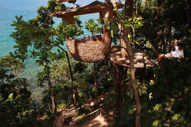 5 restaurantes en lugares imposibles: dentro de una cueva, colgados de un acantilado o en la copa de un árbol