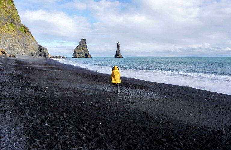 5 playas de arena negra, roja, rosa, verde o violeta que parecen de otro planeta