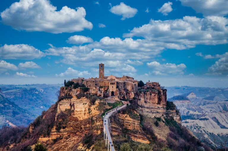 5 pueblos colgados de un acantilado o una ladera que parecen a punto de caerse