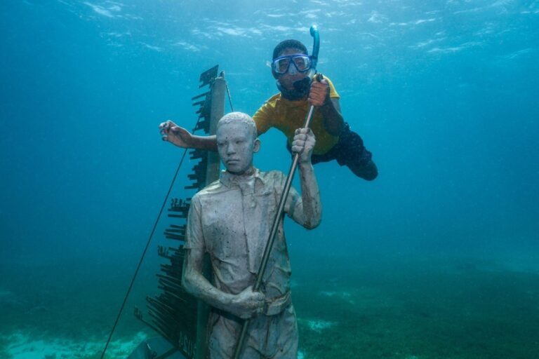5 museos submarinos donde puedes caminar entre esculturas bajo el mar