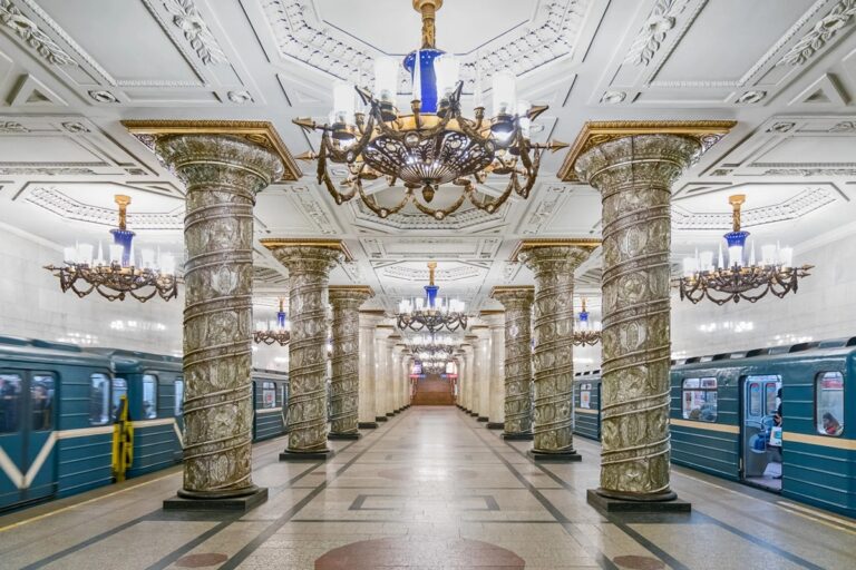 5 estaciones de metro que parecen palacios y que merecen entrar en tu itinerario