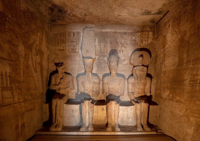 5 monumentos que esconden mensajes en sus paredes y que puedes aprender a descifrar durante una visita