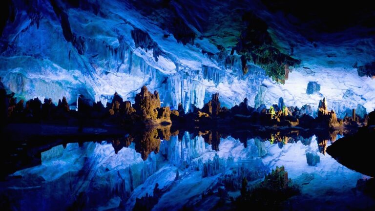 Un cielo de estrellas bajo tierra: 5 cuevas extraordinarias que puedes visitar durante un viaje